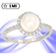 Elegante anello in oro bianco con perla e pavé di zirconi